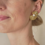 Video in dem eine Frau einen auffälligen Statement-Ohrring "ELSA" von Schmucktick trägt. Aus hochwertigem Edelstahl, vergoldet, mit Perle in der Mitte.