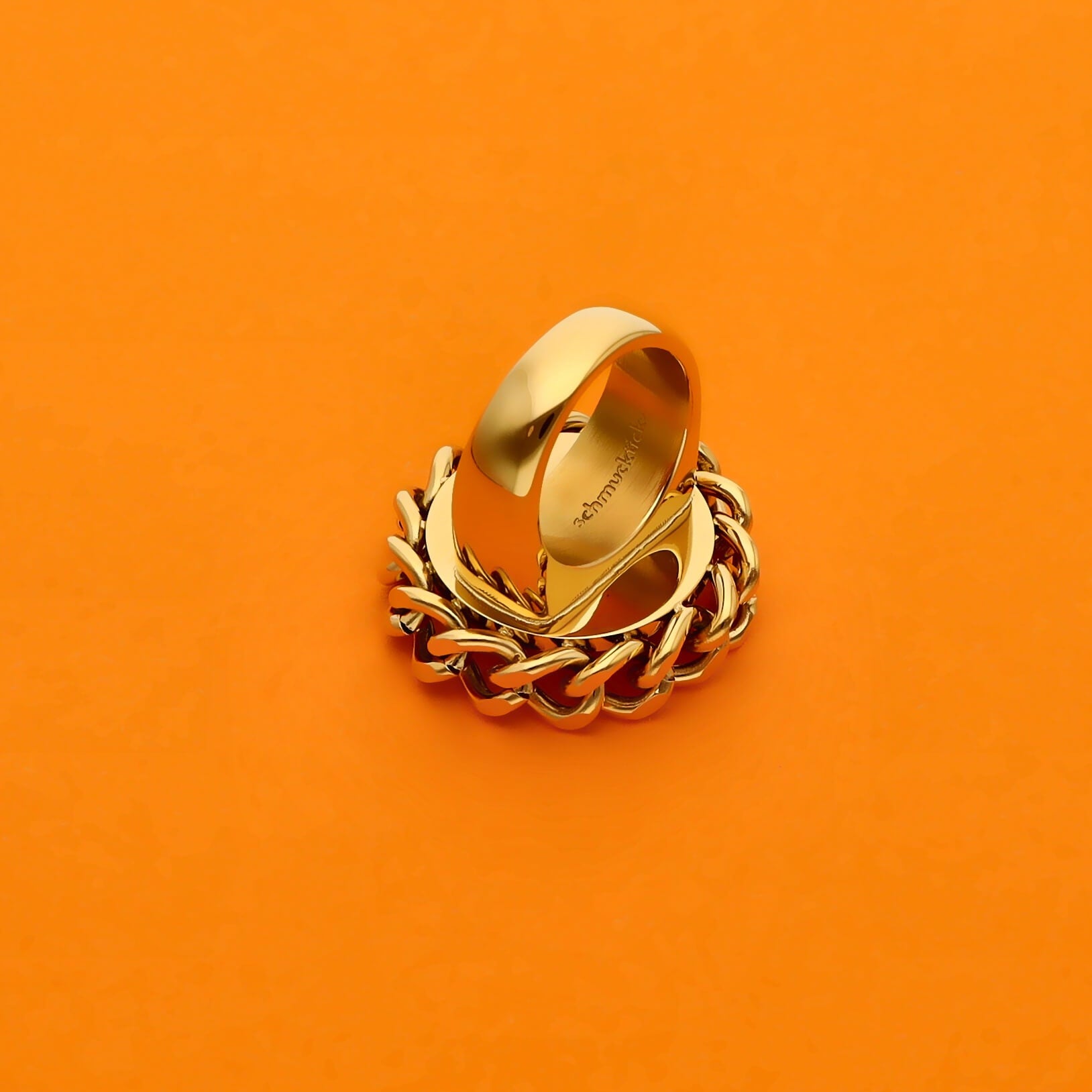 Rückansicht des HEARTCORE Rings aus goldfarbenem Edelstahl