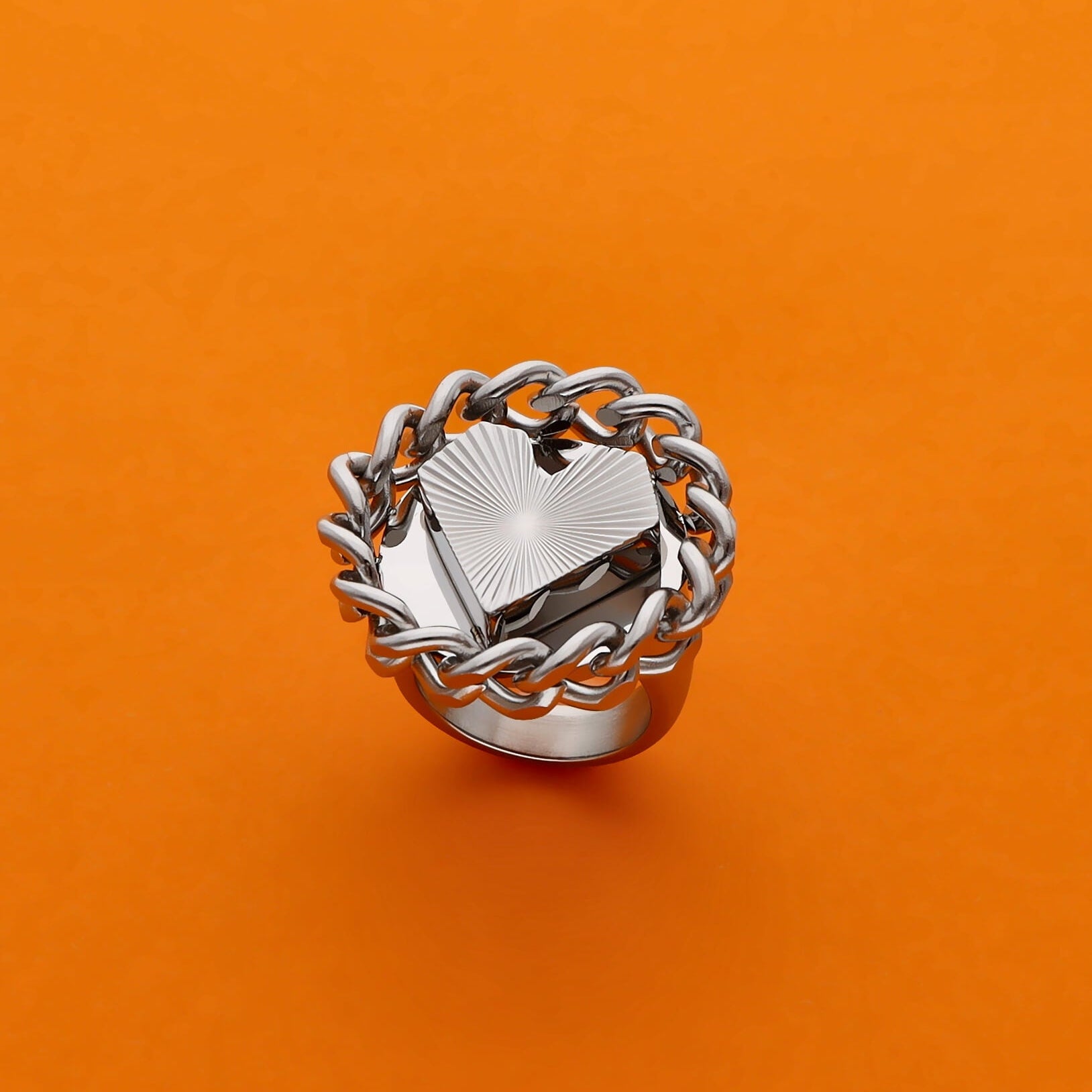 Produktbild silbener HEARTCORE Statement-Ring mit skulpturalem Herz und cuban chain aus Edelstahl schmucktick