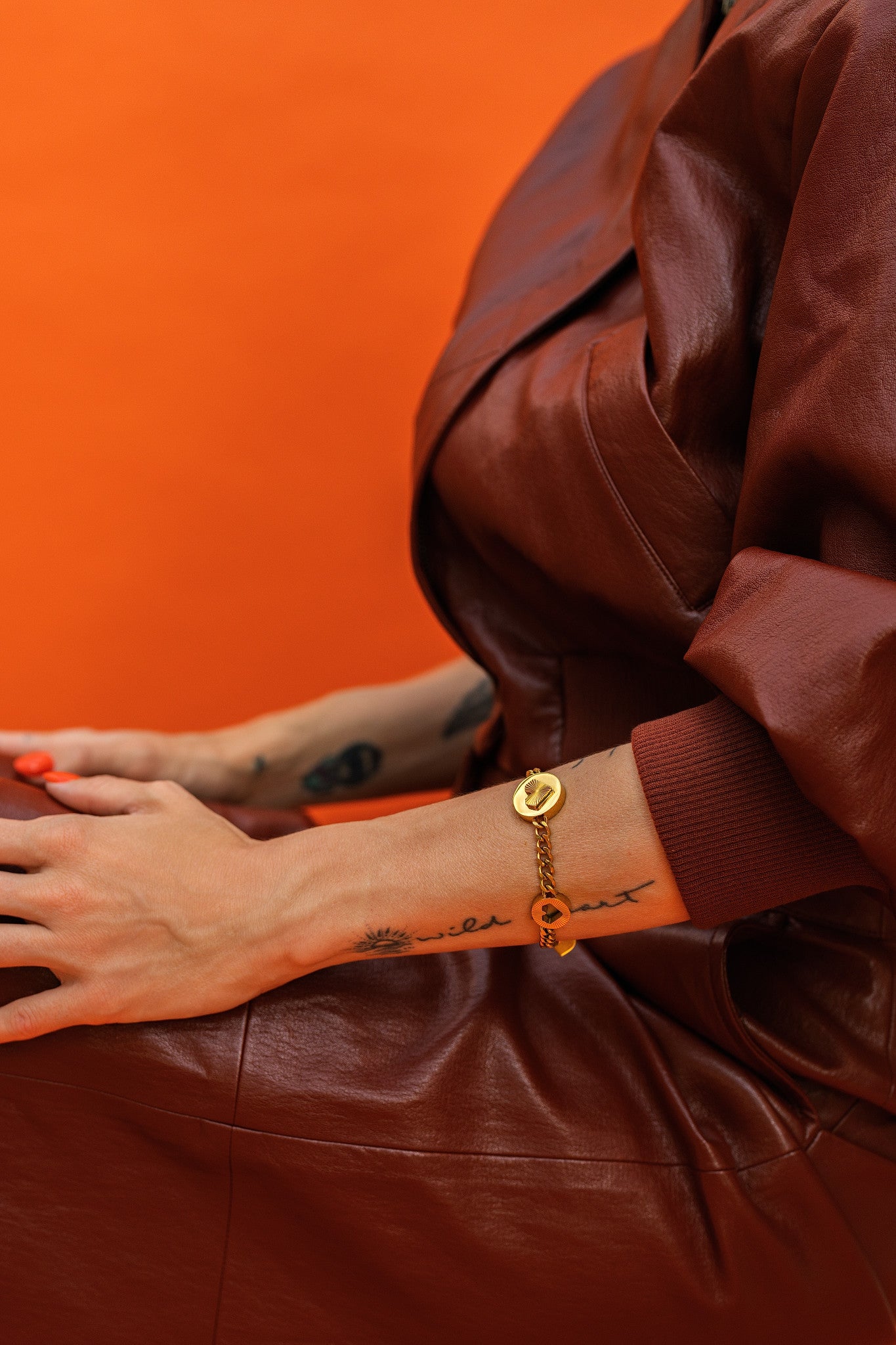 Goldenes HEARTCORE Statement-Armband mit drei Herzen aus Edelstahl mit Sunburst-Finish