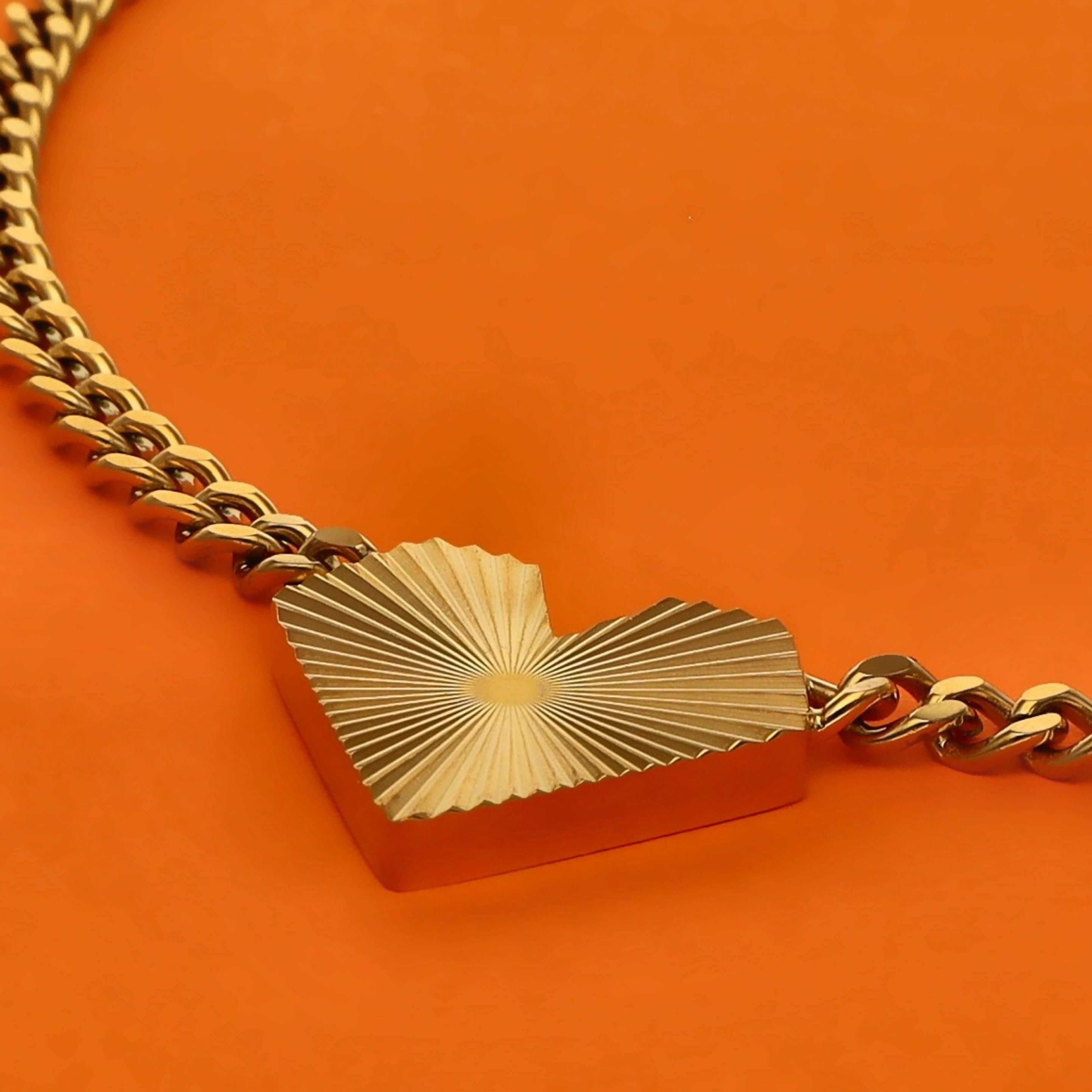 Detailbild Goldene HEARTCORE Statement-Kette 40 cm mit Cuban Chain und Herzanhänger aus Edelstahl