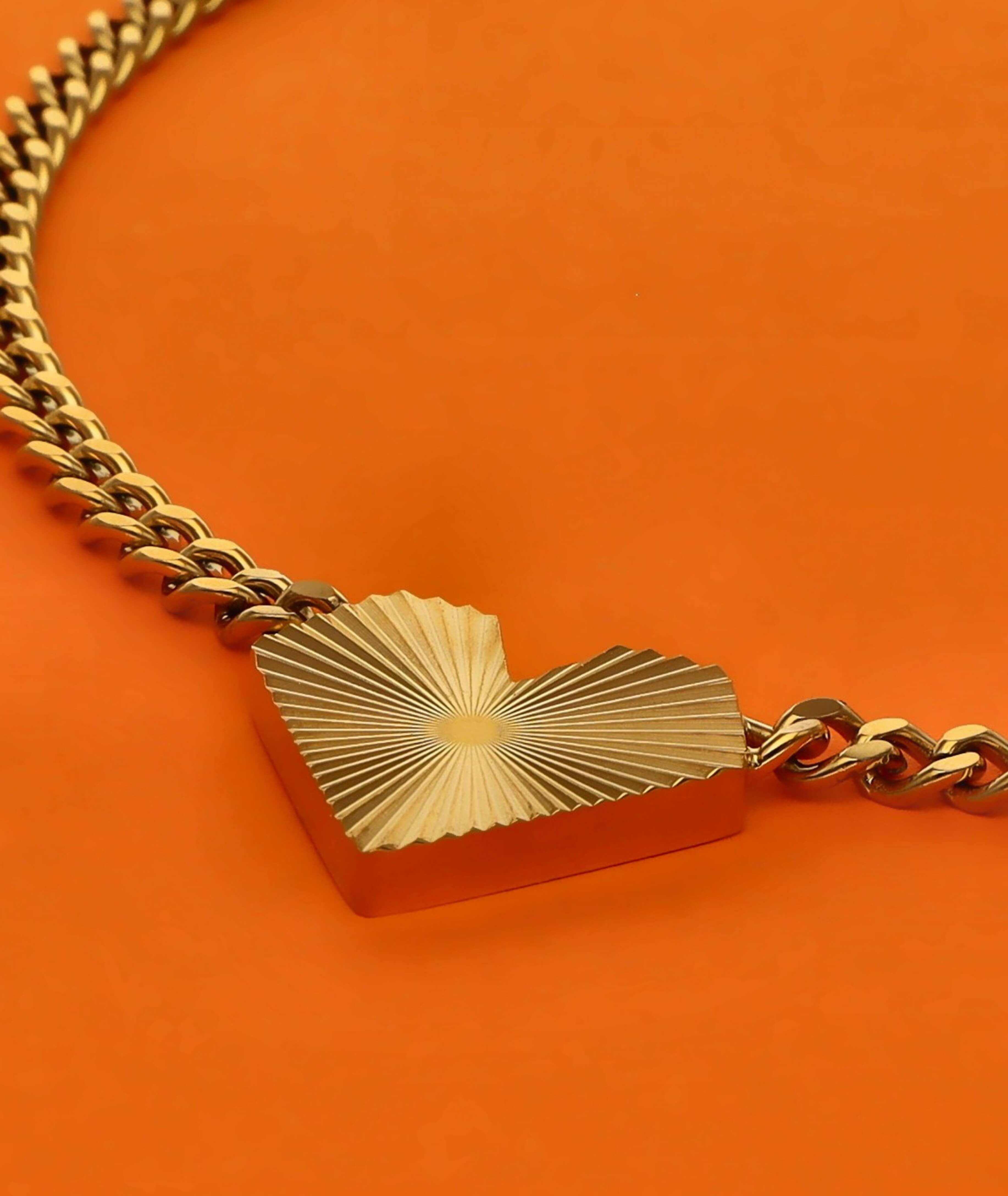 Detailbild Goldene HEARTCORE Statement-Kette 40 cm mit Cuban Chain und Herzanhänger aus Edelstahl