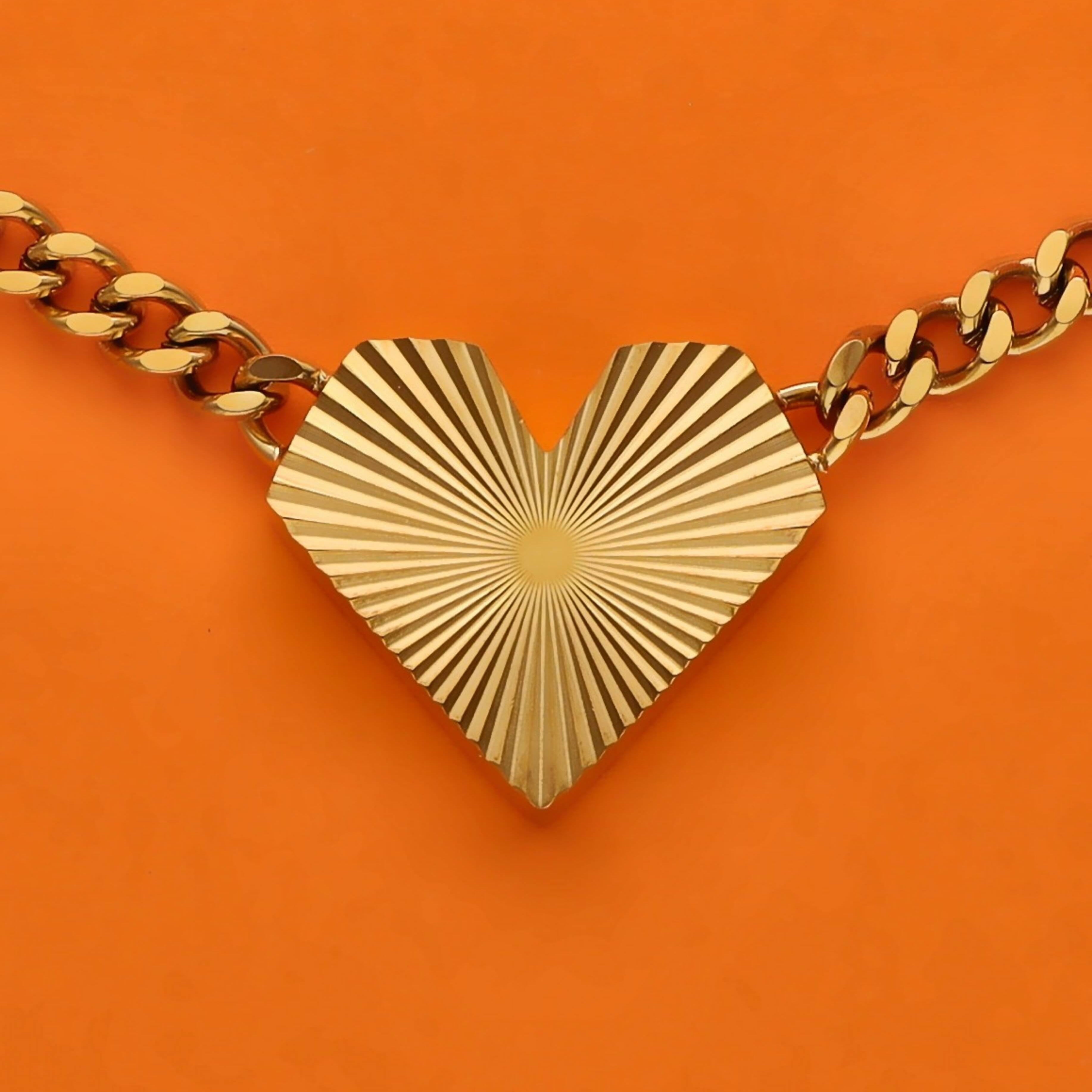 Detailbild Goldene HEARTCORE Statement-Kette 40 cm mit Cuban Chain und Herzanhänger aus Edelstahl