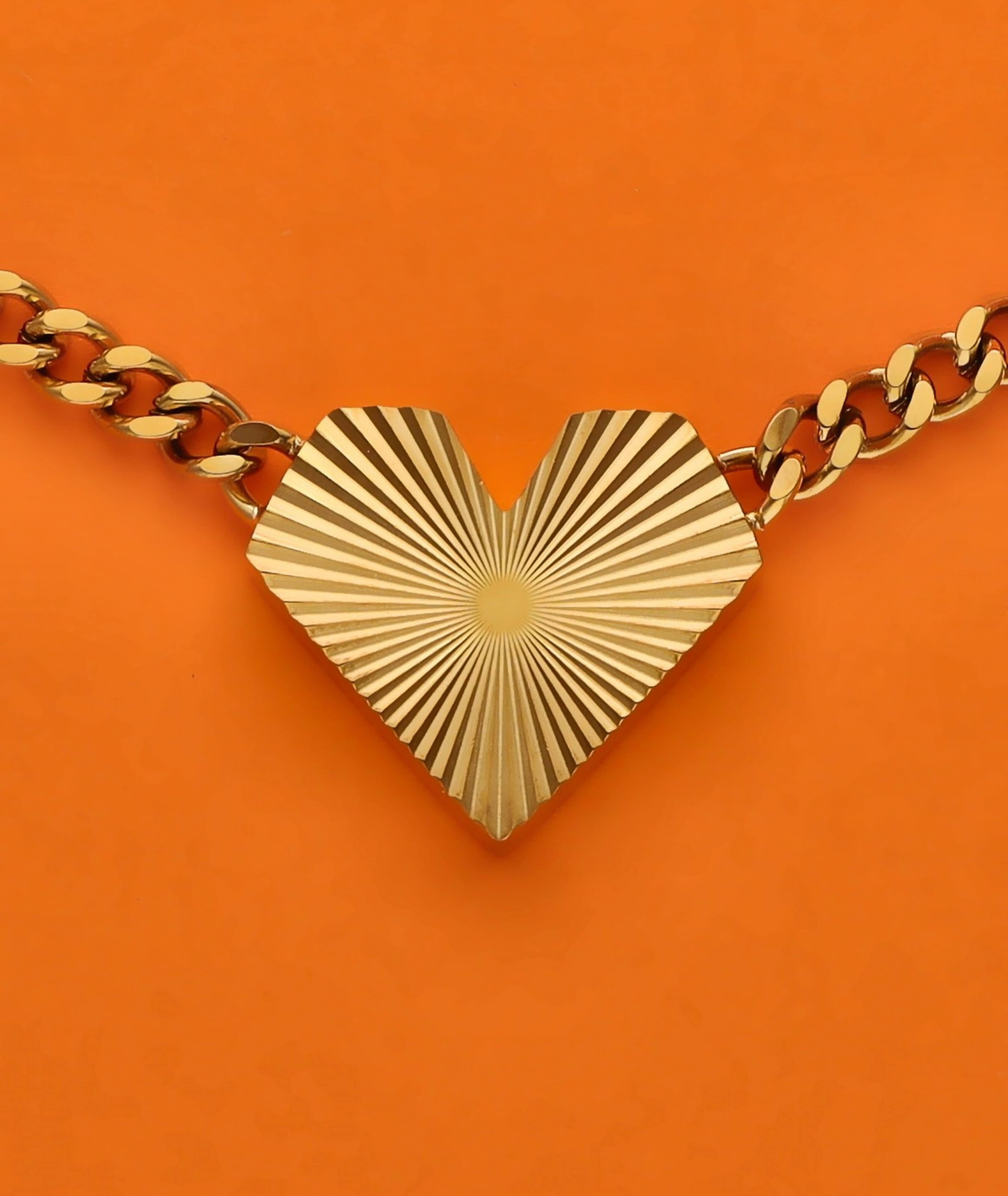 Detailbild Goldene HEARTCORE Statement-Kette 40 cm mit Cuban Chain und Herzanhänger aus Edelstahl