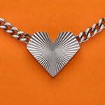 Produktbild Nahaufnahme Herzanhänger Silberne HEARTCORE Statement-Kette 40 cm mit Cuban Chain aus Edelstahl