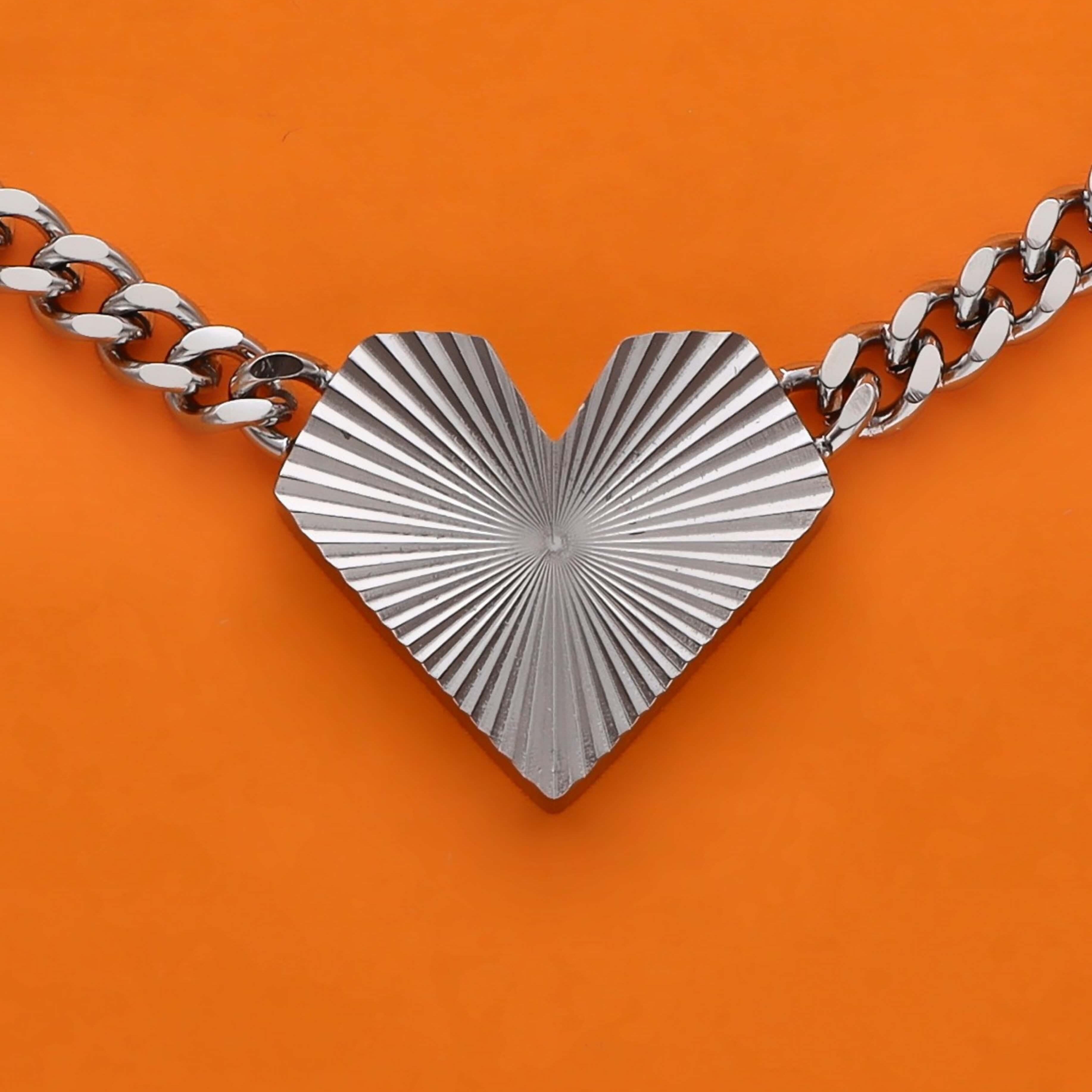 Produktbild Nahaufnahme Herzanhänger Silberne HEARTCORE Statement-Kette 40 cm mit Cuban Chain aus Edelstahl
