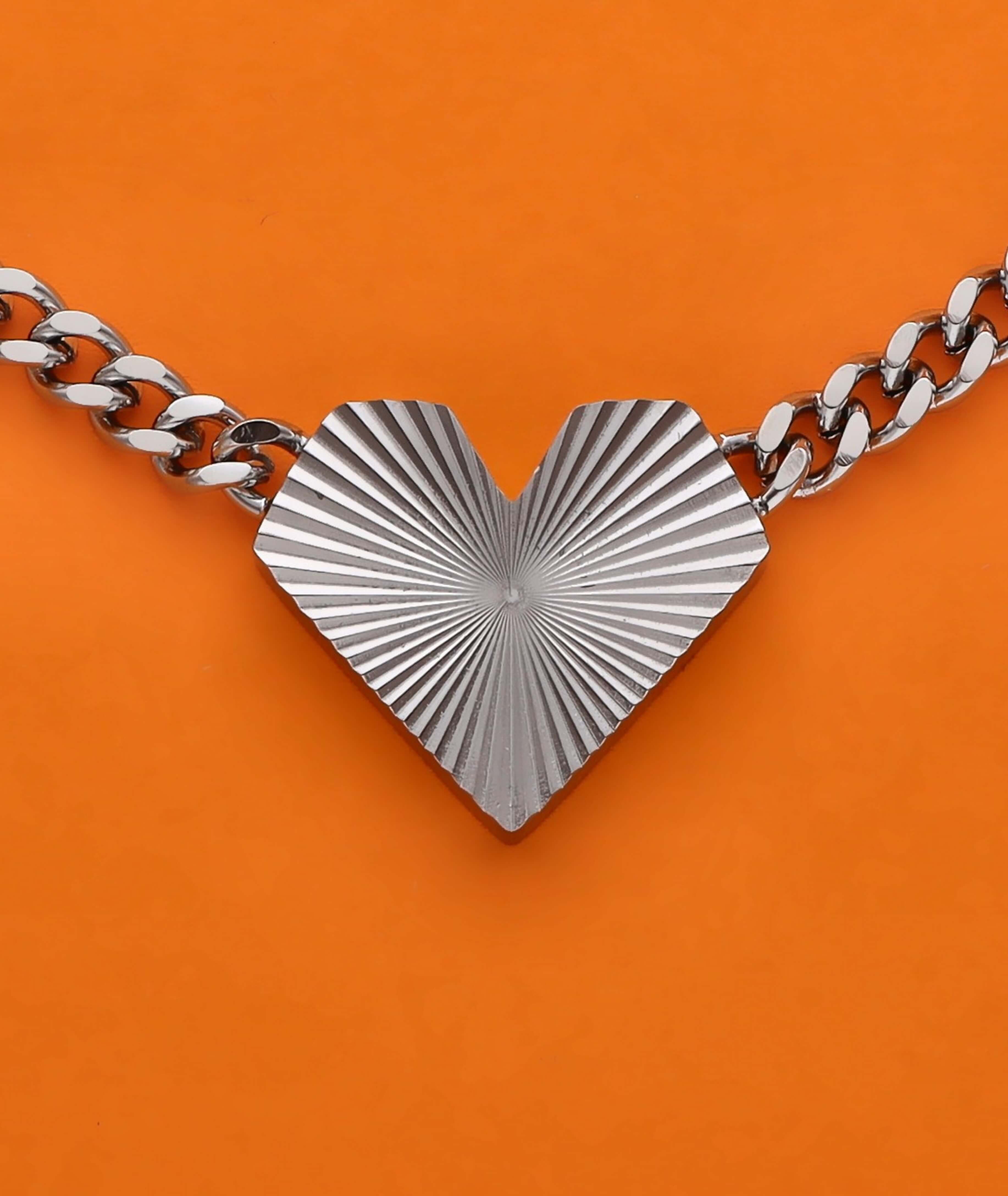 Produktbild Nahaufnahme Herzanhänger Silberne HEARTCORE Statement-Kette 40 cm mit Cuban Chain aus Edelstahl