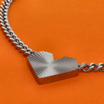 Produktbild Nahaufnahme Herzanhänger Silberne HEARTCORE Statement-Kette 40 cm mit Cuban Chain aus Edelstahl