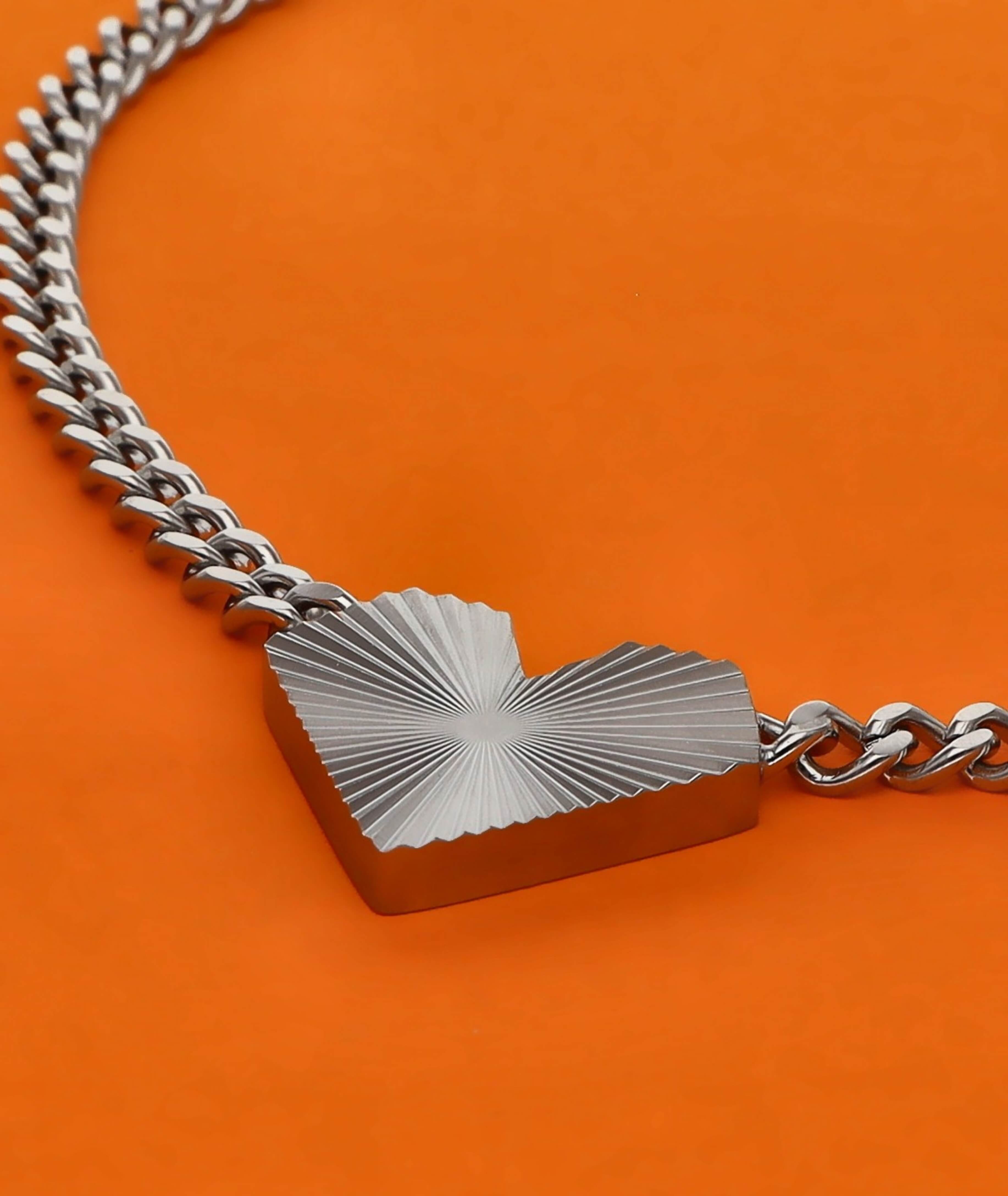Produktbild Nahaufnahme Herzanhänger Silberne HEARTCORE Statement-Kette 40 cm mit Cuban Chain aus Edelstahl